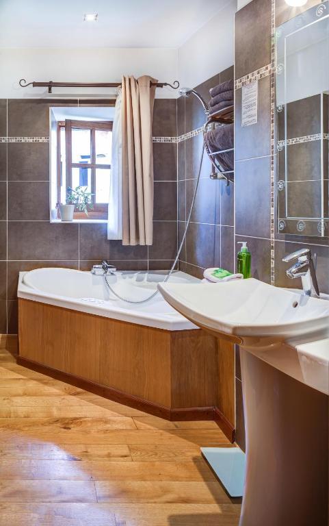 Hotel Les Remparts Mirepoix  Room photo