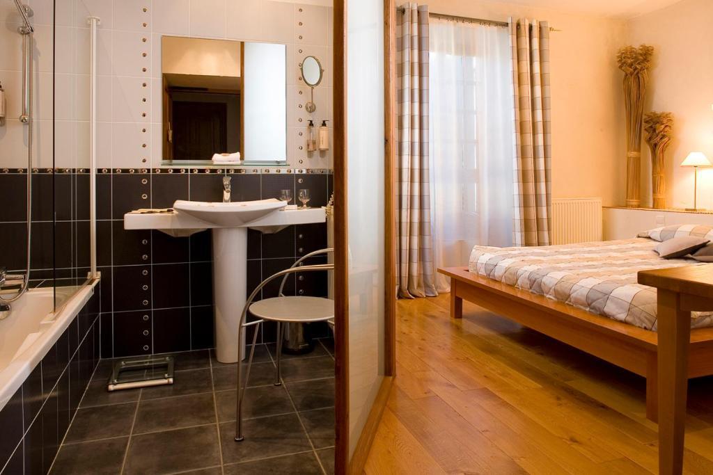 Hotel Les Remparts Mirepoix  Room photo